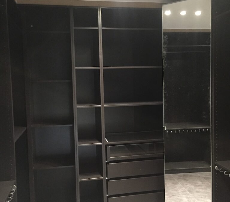 Plaatsen van ikea kasten en aanpassen op vraag van de klant dressing